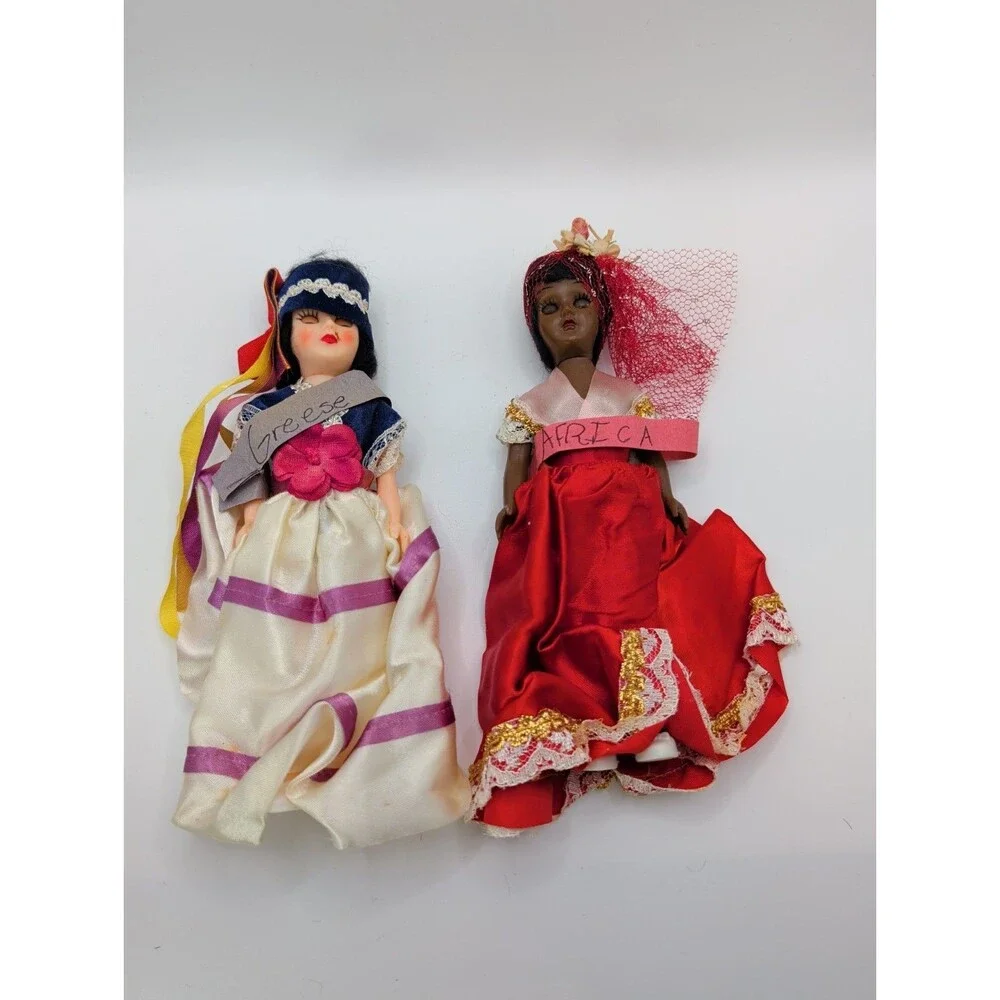 Dolls World this lot